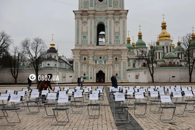 У центрі Києва провели акцію "Порожні стільці" на підтримку ув’язнених та полонених журналістів і митців. Фото та відео