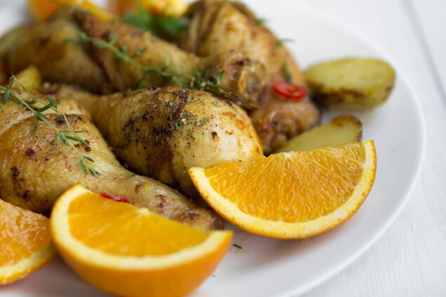 Як приготувати соковиті курячі стегна в духовці: додайте один сезонний інгредієнт