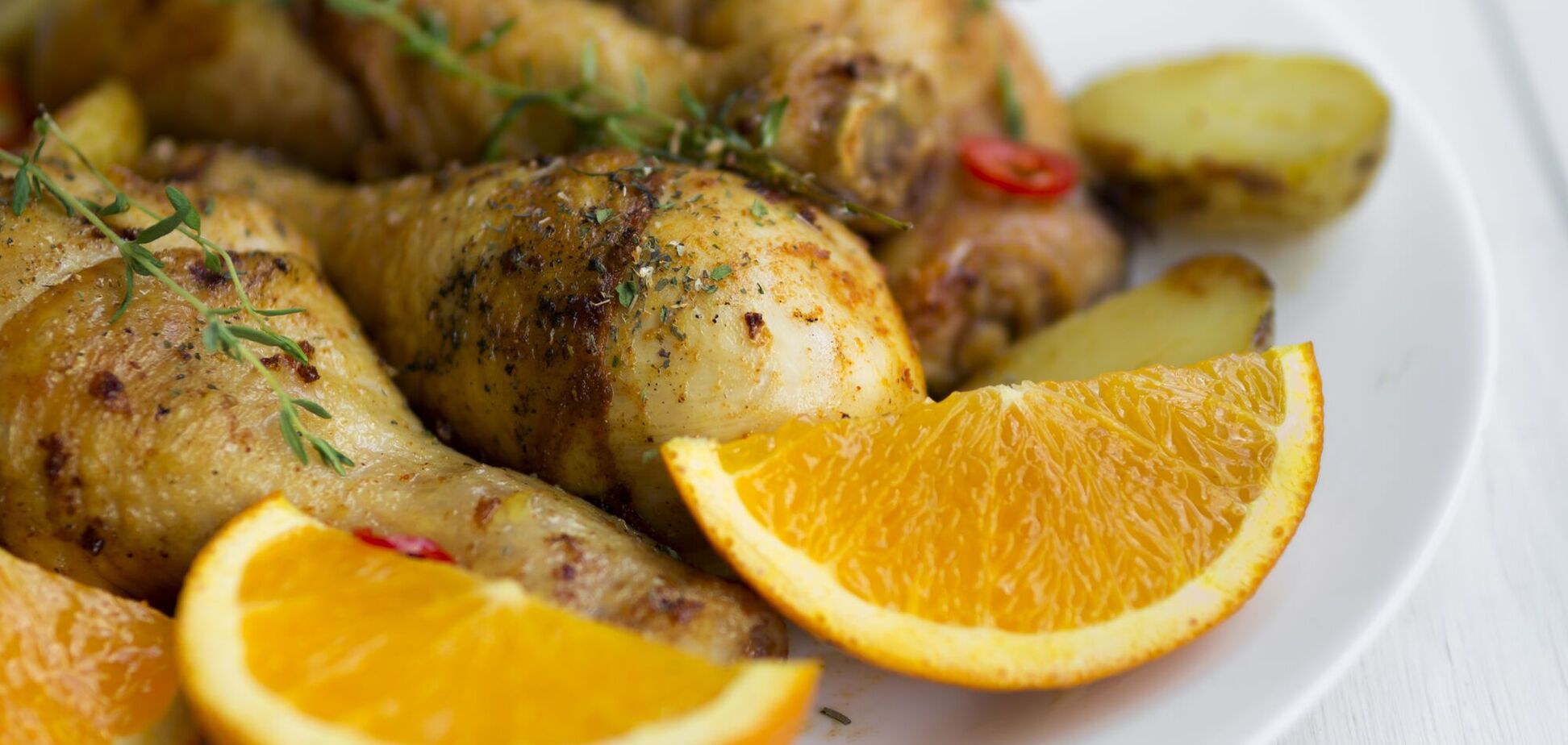 Как приготовить сочные куриные бедра в духовке: добавьте один сезонный ингредиент