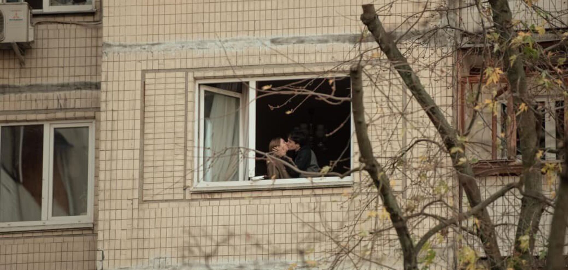 'Любовь стоит всего': история пары, которая целовалась в поврежденном атакой РФ доме в Киеве, покорила сеть. Фото