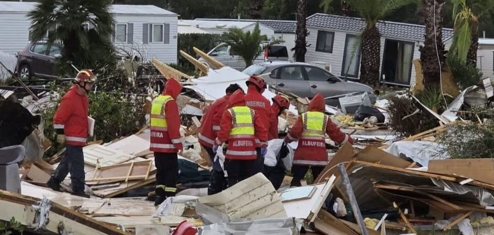 Шторм 'Клаудия' привел к катастрофе в Британии, в Португалии есть погибшие. Фото и видео