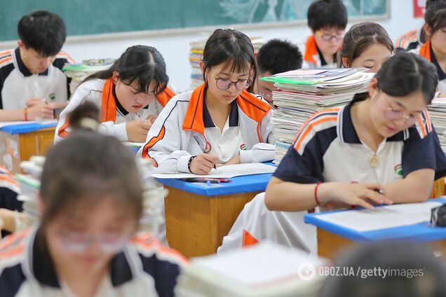 '14 годин навчання і домашнє завдання?' Мережу шокувало відео батька в Китаї, який забирає доньку зі школи о 20:30