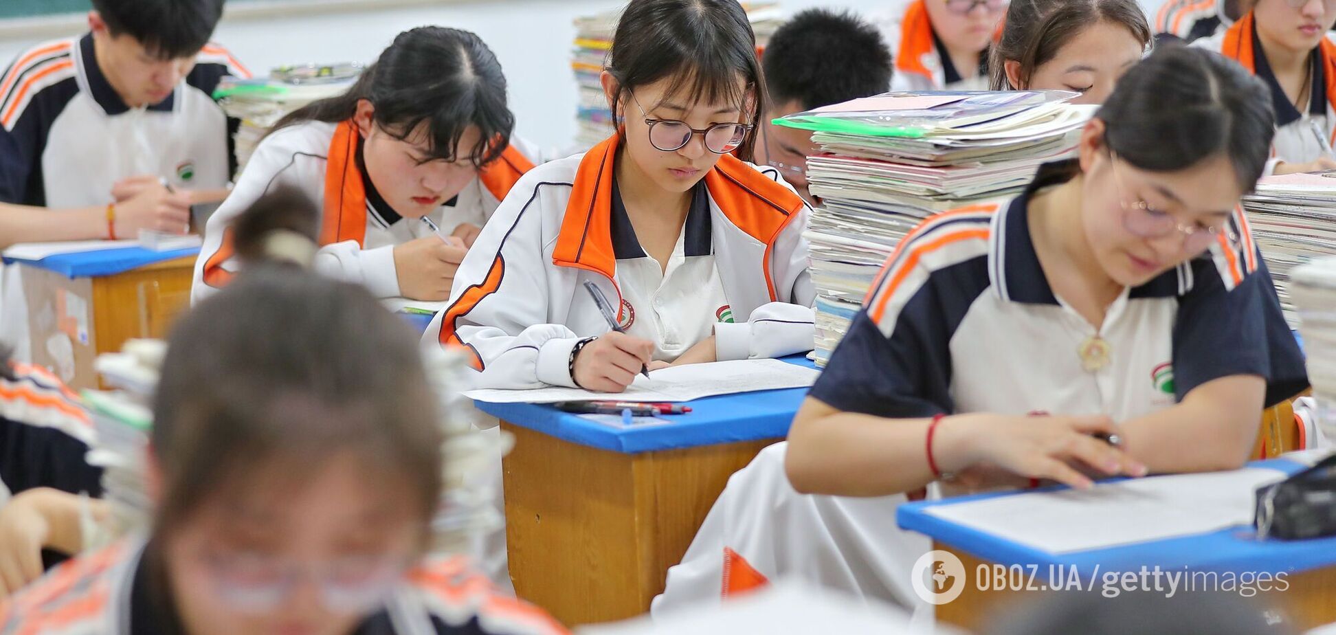 '14 годин навчання і домашнє завдання?' Мережу шокувало відео батька в Китаї, який забирає доньку зі школи о 20:30