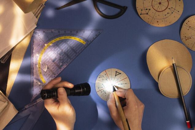 Гороскоп на ноябрь 2025: каким знакам зодиака больше всего повезет с финансами