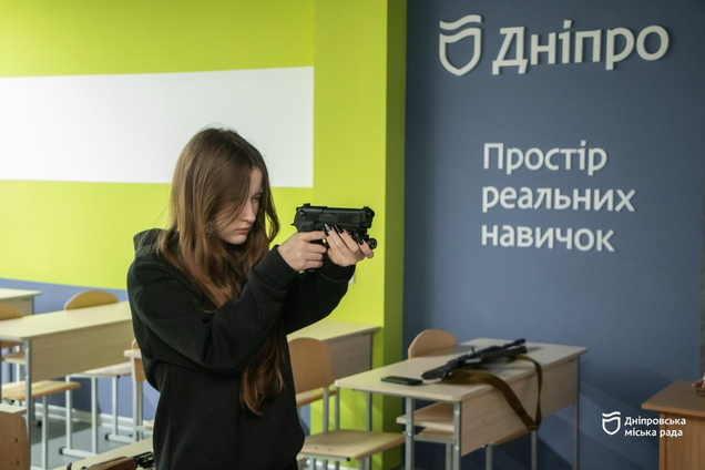 У Дніпрі школярів навчають керувати дронами та рятувати життя на уроках 'Захист України'