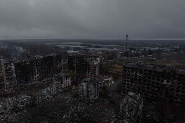 Обгорілі будинки, спалені авто і порожні вулиці: у мережі показали, як виглядає понівечена ворогом Костянтинівка. Фото