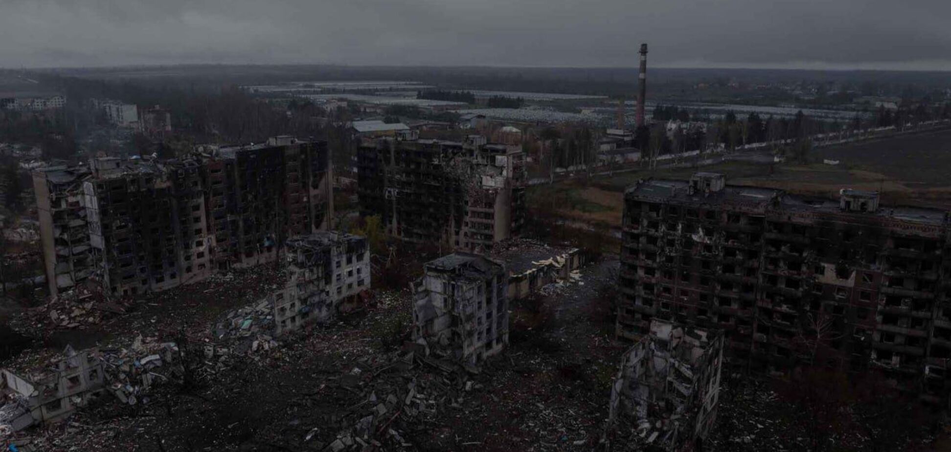 Обгорілі будинки, спалені авто і порожні вулиці: у мережі показали, як виглядає понівечена ворогом Костянтинівка. Фото