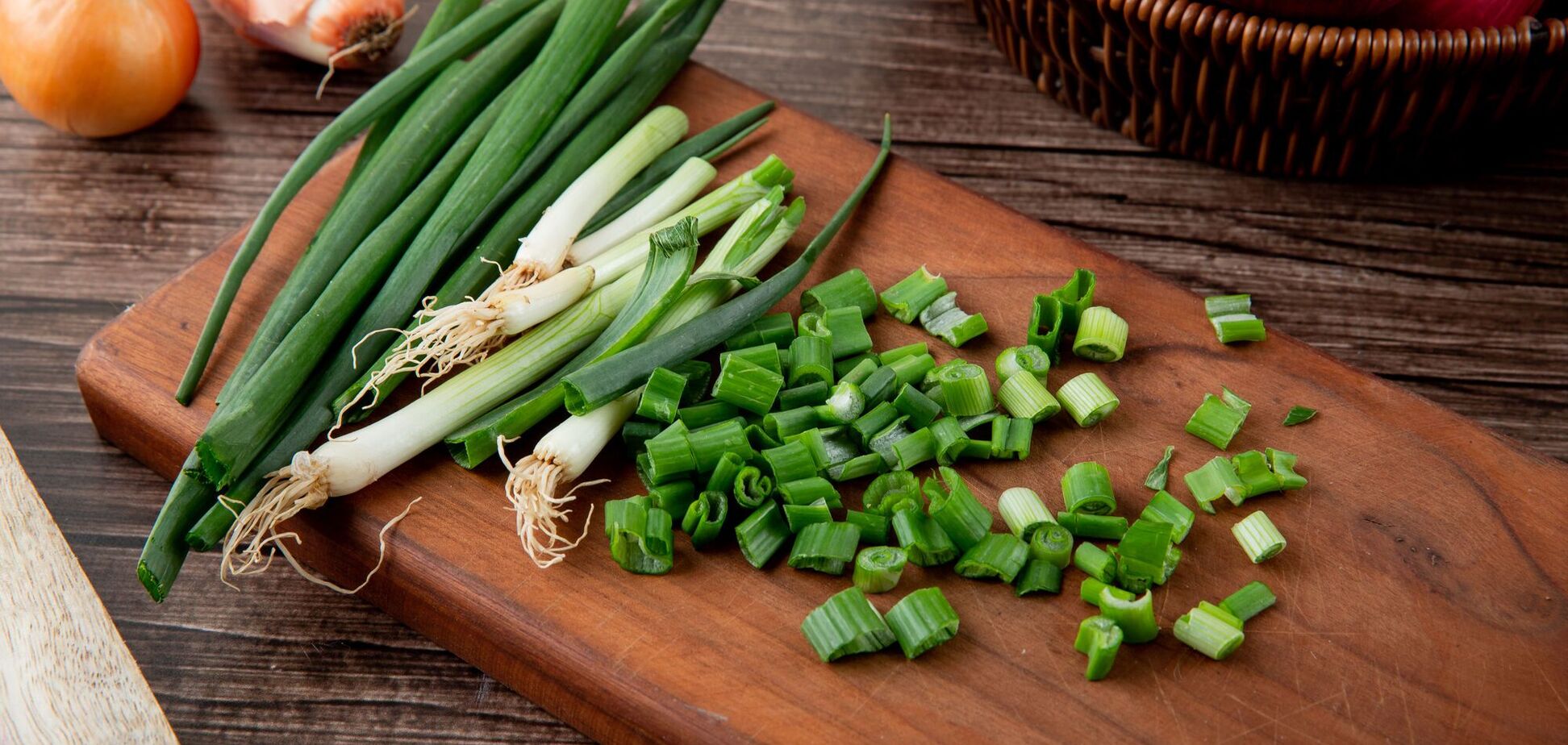 Как вырастить зеленый лук на окне без грунта: инструкция