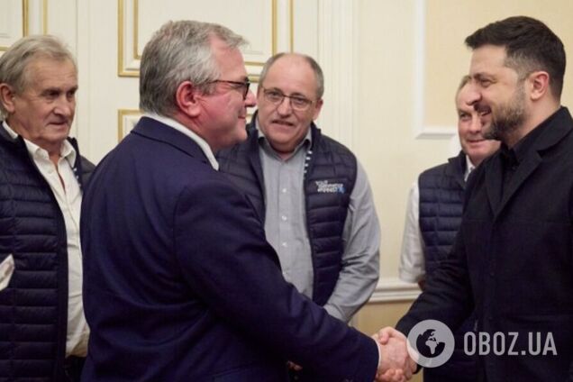 Зеленский встретился с французскими рыбаками, которые обеспечивают украинские города антидроновыми сетями. Фото