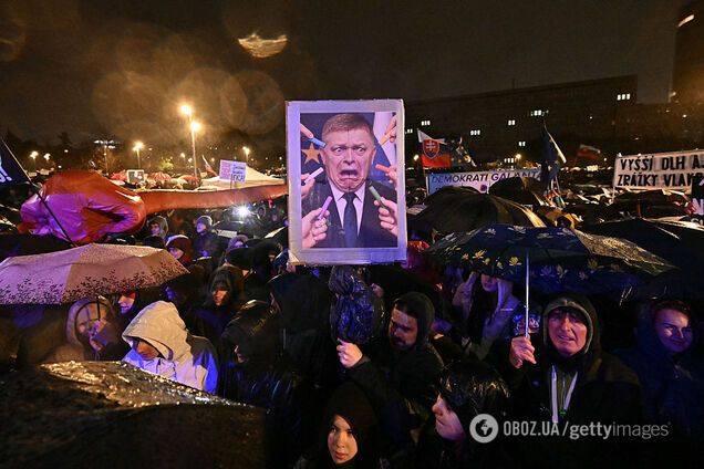 Тисячі людей вийшли на вулиці: у Словаччині в річницю 'оксамитової революції' влаштували акцію протесту проти Фіцо