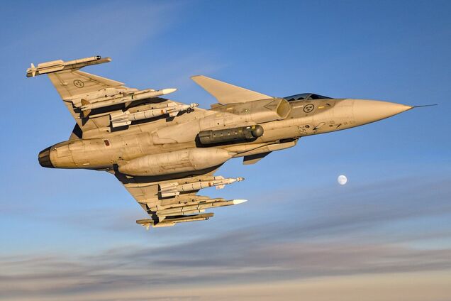 У Defence Express порівняли винищувачі Gripen і Rafale, які має отримати Україна: який кращий
