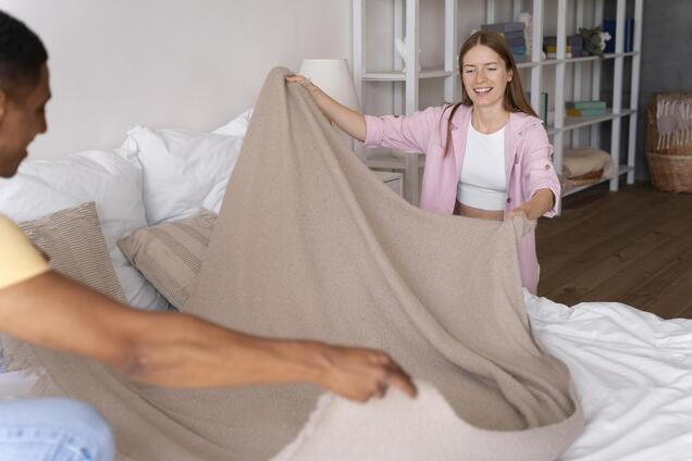 Женщина поделилась гениальным методом складывания простыни на резинке. Видео