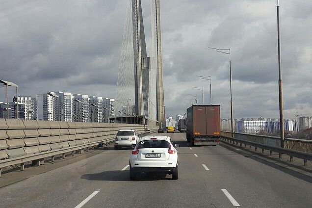 В Киеве будут ограничивать движение по Южному мосту во время воздушной тревоги: что известно