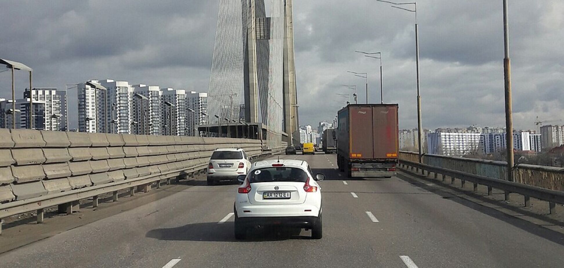 В Киеве будут ограничивать движение по Южному мосту во время воздушной тревоги: что известно