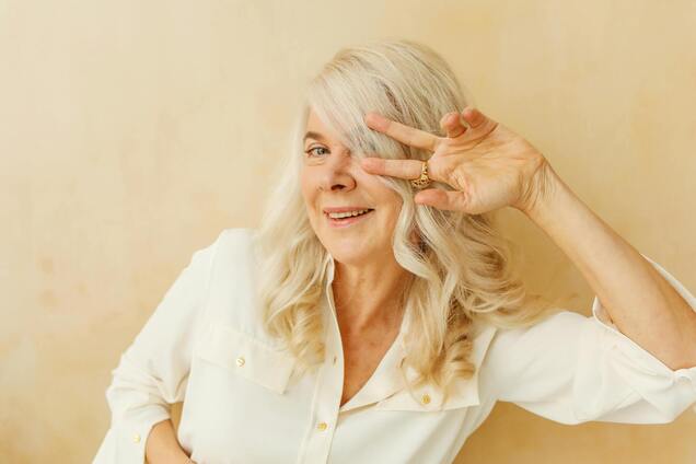 Як замаскувати сивину, яка лише почала зʼявлятися: поради для брюнеток і блондинок