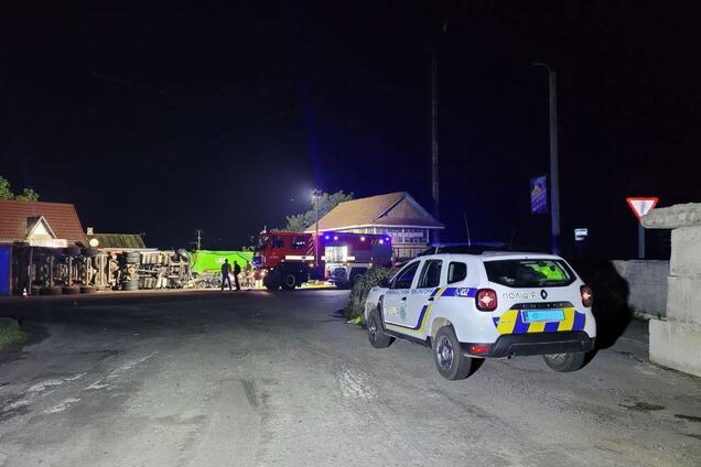 Жителі села Іза на Закарпатті перекрили дорогу і спалили блокпост: названо причину. Відео