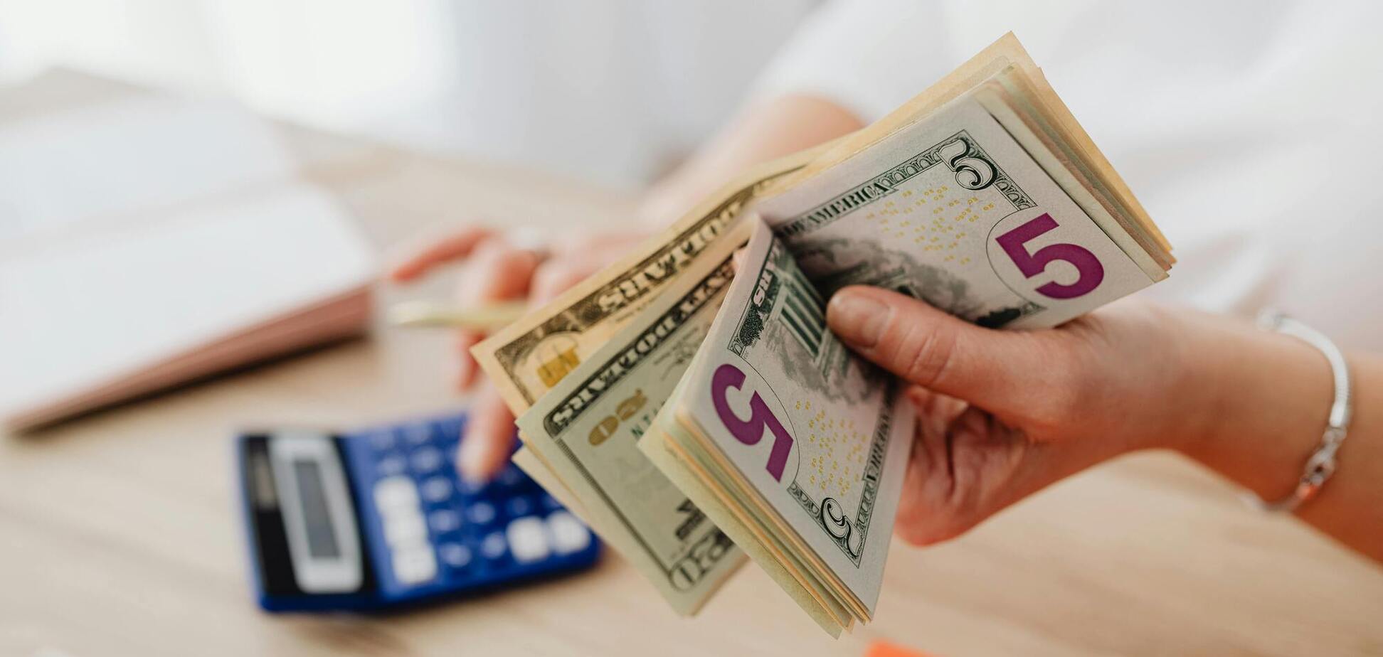 Купюри долара. Ілюстрація