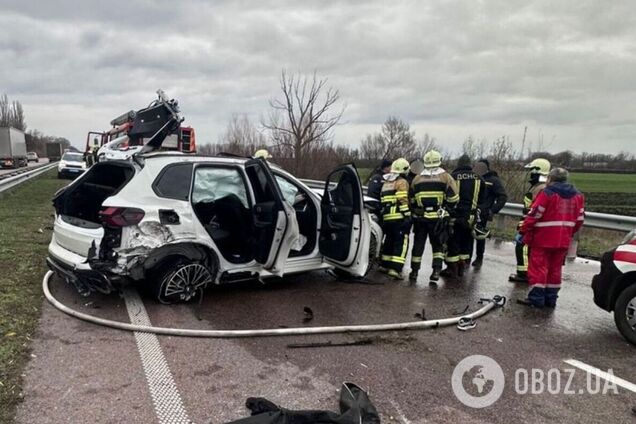 На Киевщине BMW протаранил отбойник и несколько раз перевернулся: есть погибшие. Подробности и фото