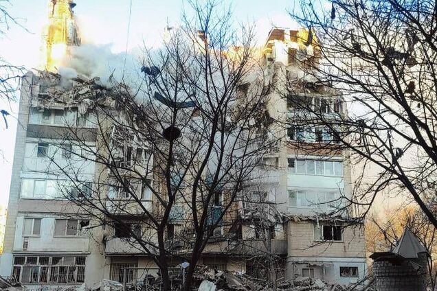 Знесло частину будинку: у Тернополі внаслідок ворожої атаки зруйновано багатоповерхівку, 10 загиблих, десятки поранених. Фото та відео