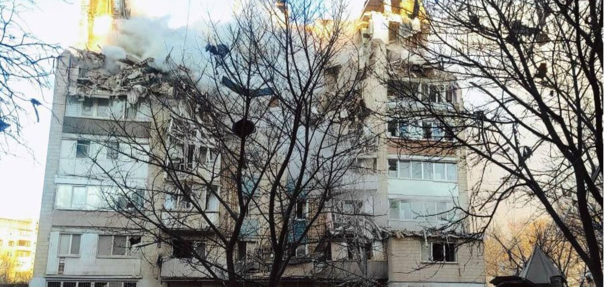 Знесло частину будинку: у Тернополі внаслідок ворожої атаки зруйновано багатоповерхівку, 10 загиблих, десятки поранених. Фото та відео