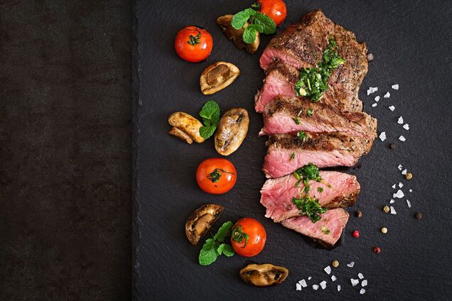 На чому смажити стейк, щоб він не пригорав і був соковитим