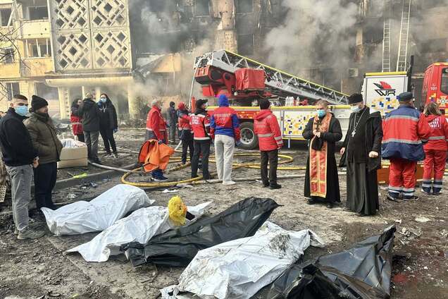 Дым над руинами и тела невинных жертв: сеть поразили фото из Тернополя, который атаковала Россия