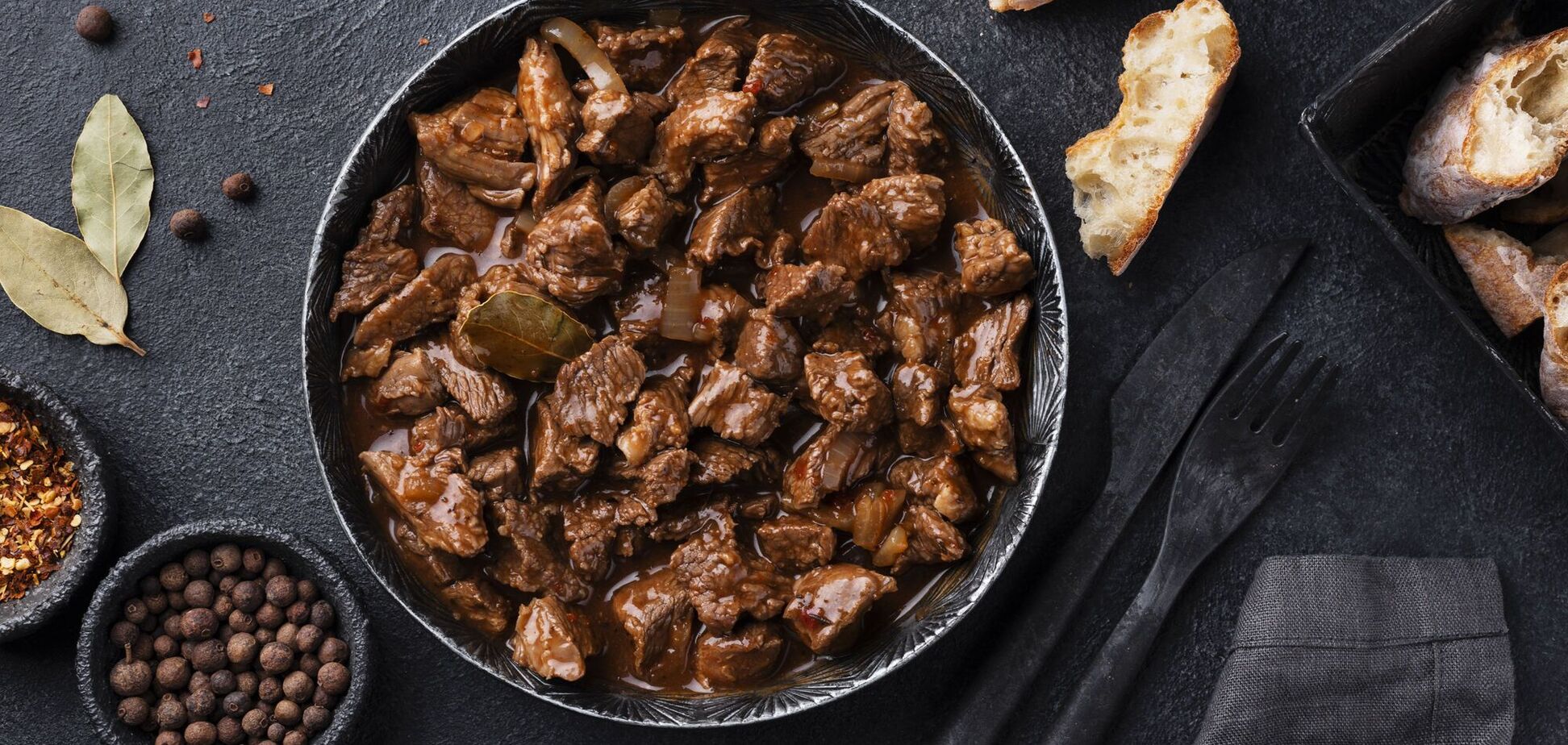 Соковита тушкована яловичина до картопляного пюре: як приготувати