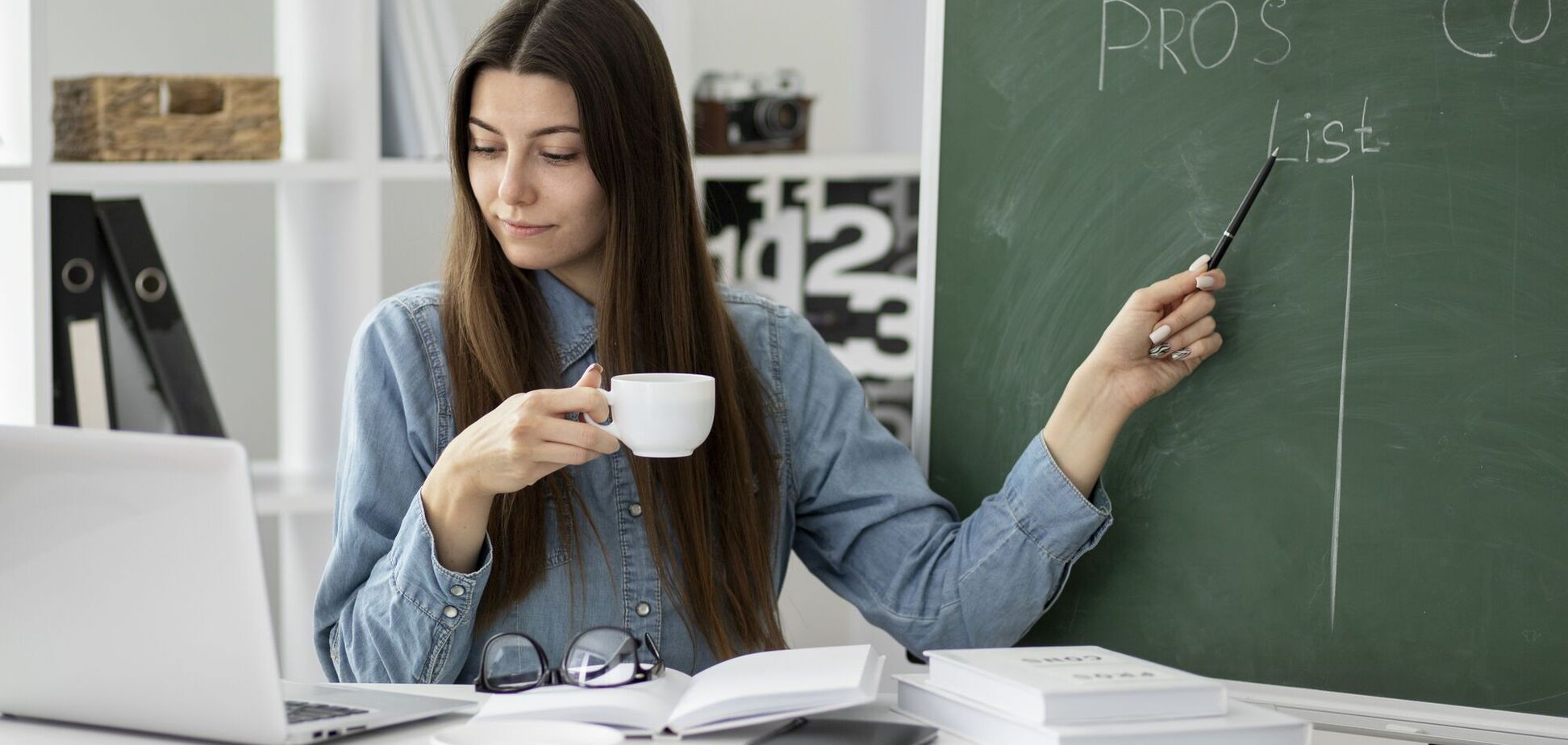 'Вчитель п'є каву на онлайн-уроці. Ваша реакція?' У мережі розгорілась нова дискусія