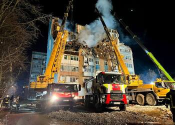 Працювали всю ніч: у Тернополі тривають пошуково-рятувальні роботи на місці російського удару. Фото і відео
