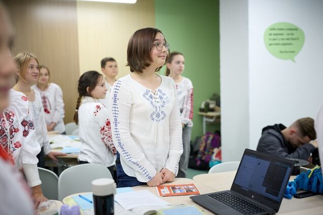 'Как собаки Павлова': украинцы поспорили, должны ли школьники вставать, когда взрослый входит в класс
