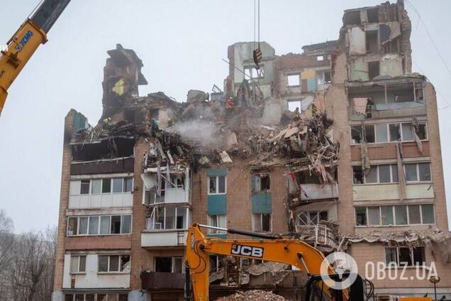 В Тернополе продолжаются спасательные работы на месте удара РФ: 28 погибших, 16 человек еще не вышли на связь. Фото и видео