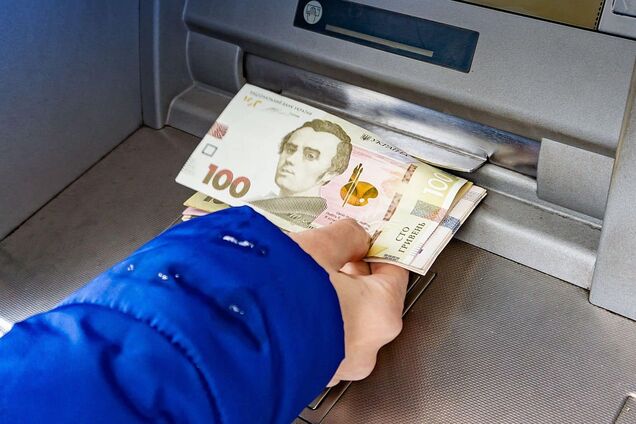 Снятие наличных в банкомате. Иллюстрация