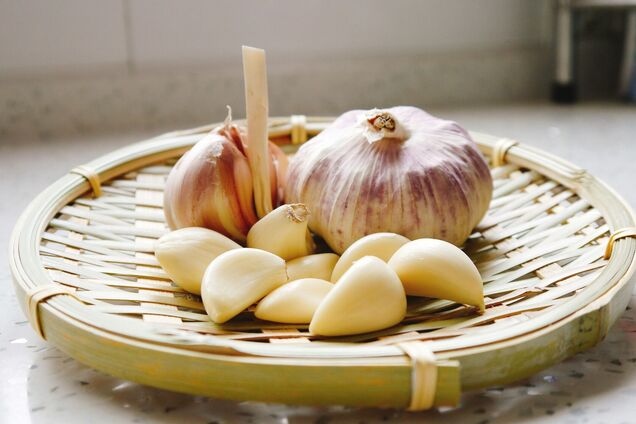 Как правильно есть чеснок, чтобы не навредить здоровью, и кому категорически нельзя: советы от экспертов