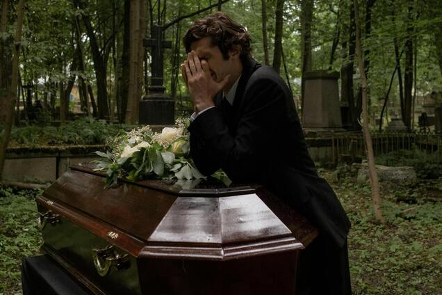 Священник-звезда соцсетей ответил, можно ли целовать покойников