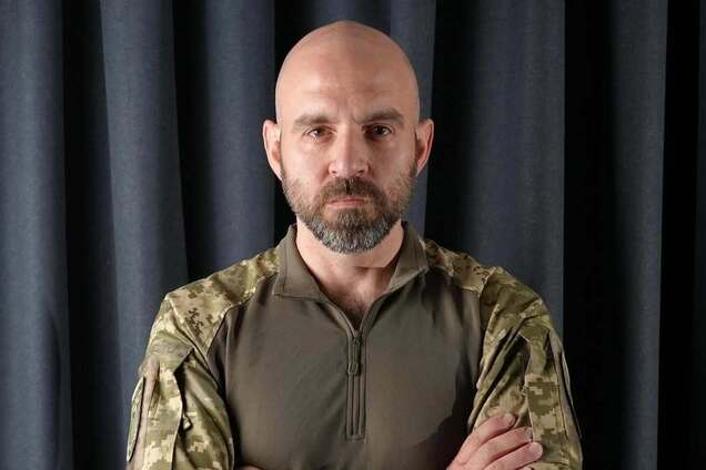 'Армия сделала меня воробушком-социофобчиком'. Как сейчас живет телеведущий Павел Казарин, который имел российский паспорт