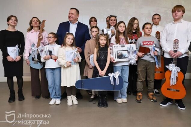 В Днепре детям погибших защитников приобрели музыкальные инструменты: средства собрали во время благотворительных мероприятий города в Хельсинки
