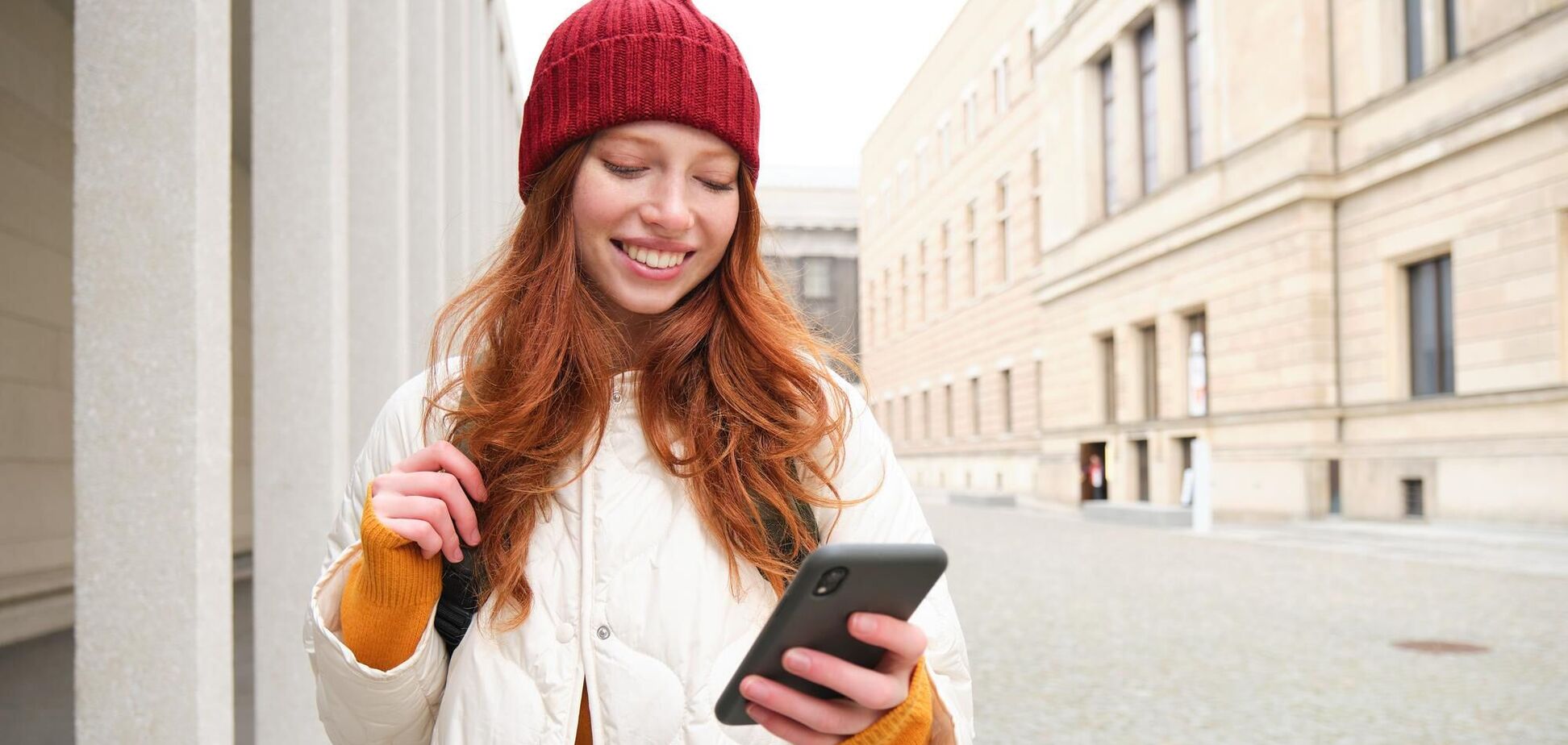 Иллюстрация - женщина со смартфоном