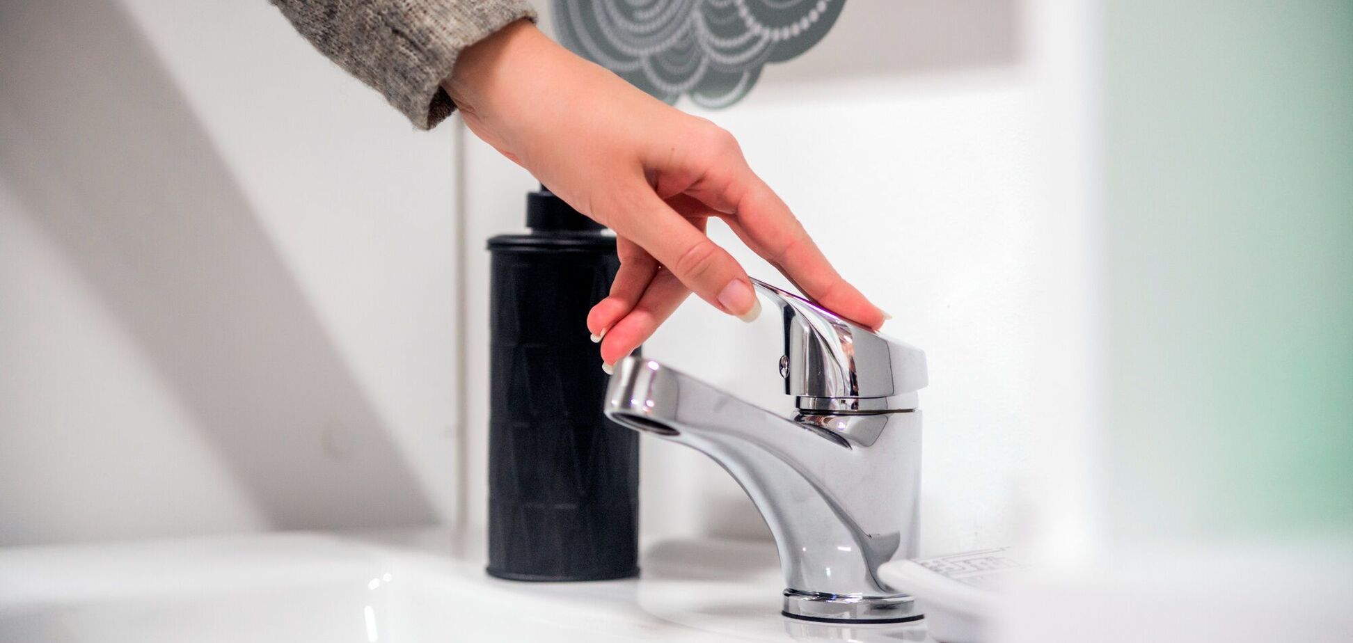 Иллюстрация - водопровод, кран, ванная комната