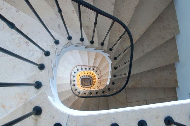 Чому в СРСР перила на сходах робили з лівого боку: це вигадали не просто так