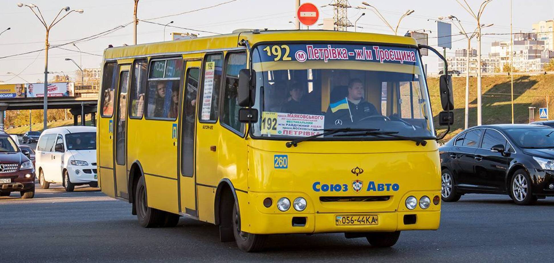 У Києві внаслідок обстрілу зменшилась кількість маршруток на дорогах: пошкоджено близько 70 одиниць транспорту. Подробиці