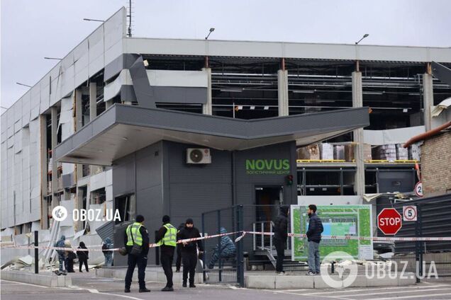 В Киеве Россия обстреляла хаб сети супермаркетов Novus: есть погибшие и раненые. Фото и видео