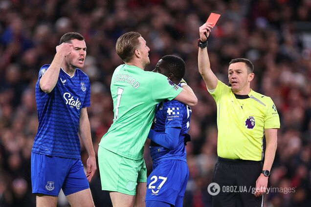 В Англии футбольный матч в АПЛ завершился беспрецедентным скандалом. Видео
