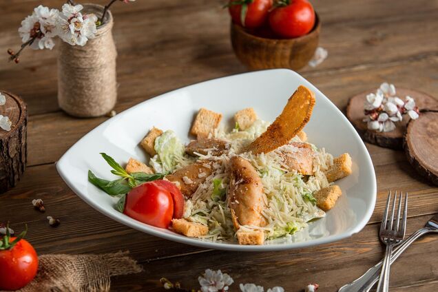 Салат 'Цезарь' для новогоднего стола: рецепт самого вкусного и легкого блюда за 10 минут
