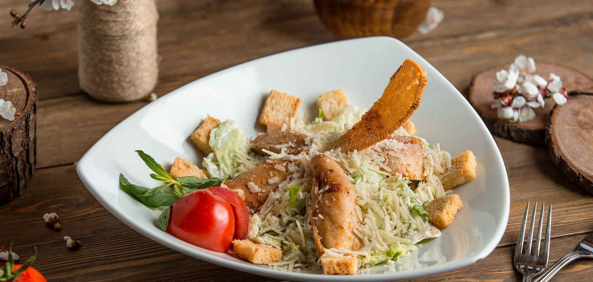 Салат 'Цезар' для новорічного столу: рецепт найсмачнішої та найлегшої страви за 10 хвилин