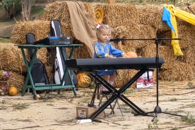 4-летняя девочка, которая поет и играет на фортепиано 'Пливе кача', растрогала украинцев до слез. Видео