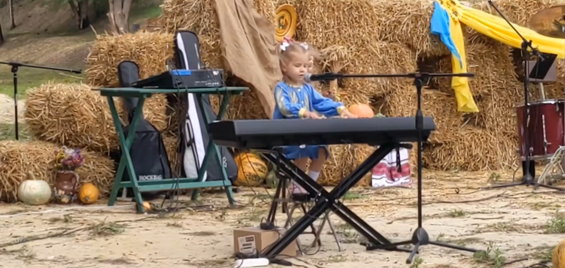 4-летняя девочка, которая поет и играет на фортепиано 'Пливе кача', растрогала украинцев до слез. Видео