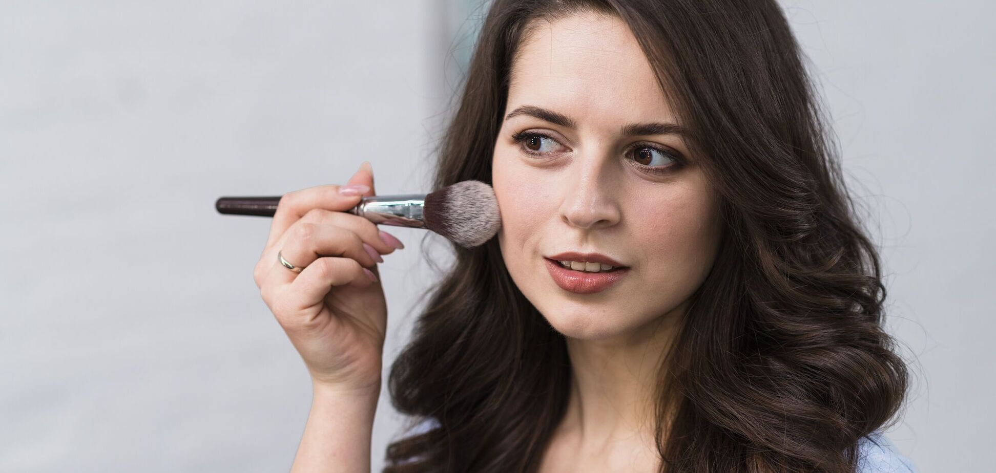 Робить шкіру 'янгола': названий незамінний продукт для макіяжу