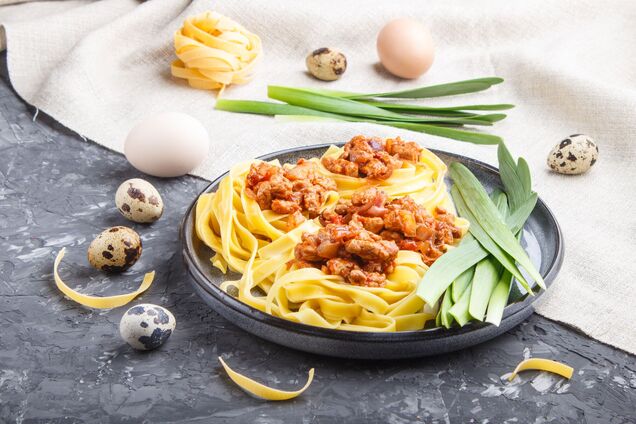 Не просто макароны: как приготовить спагетти-гнезда с фаршем на ужин