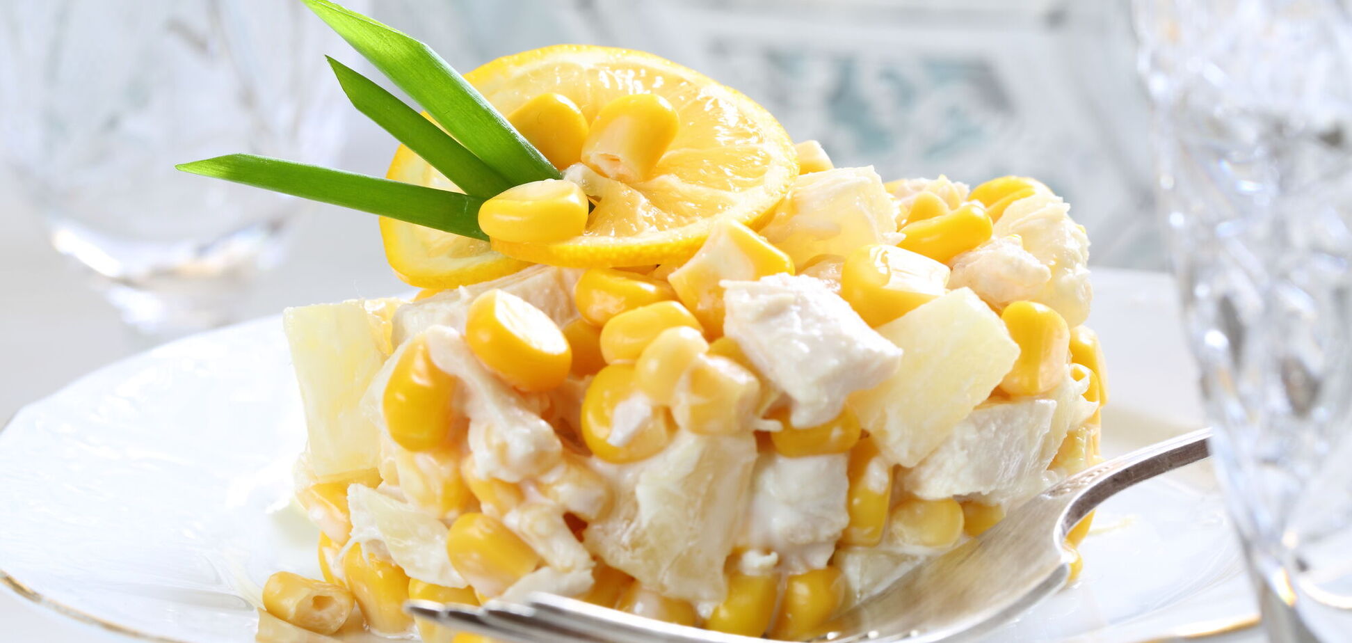 Майонезный салат с курицей и ананасами на Новый год: беспроигрышный рецепт для праздничного стола