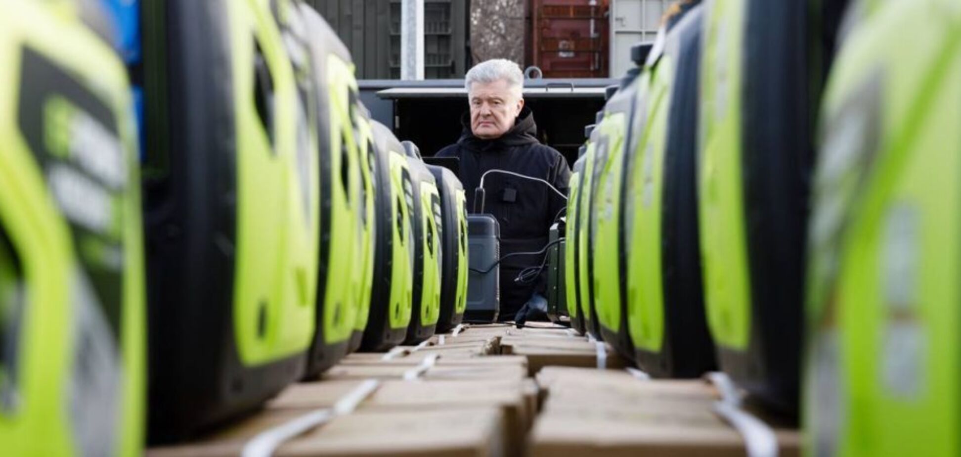 'На фронте нужен свет': Порошенко передал для подразделений ВСУ более полутысячи генераторов. Фото и видео